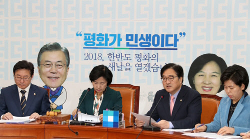 우원식 민주당 원내대표(왼쪽 두번째)가 8일 최고위원회의에서 소상공인을 위한 생계형 적합업종 법제화 추진을 제안하고 있다. 연합뉴스